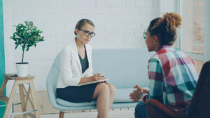 Woman meeting with a Medicaid therapist in Illinois