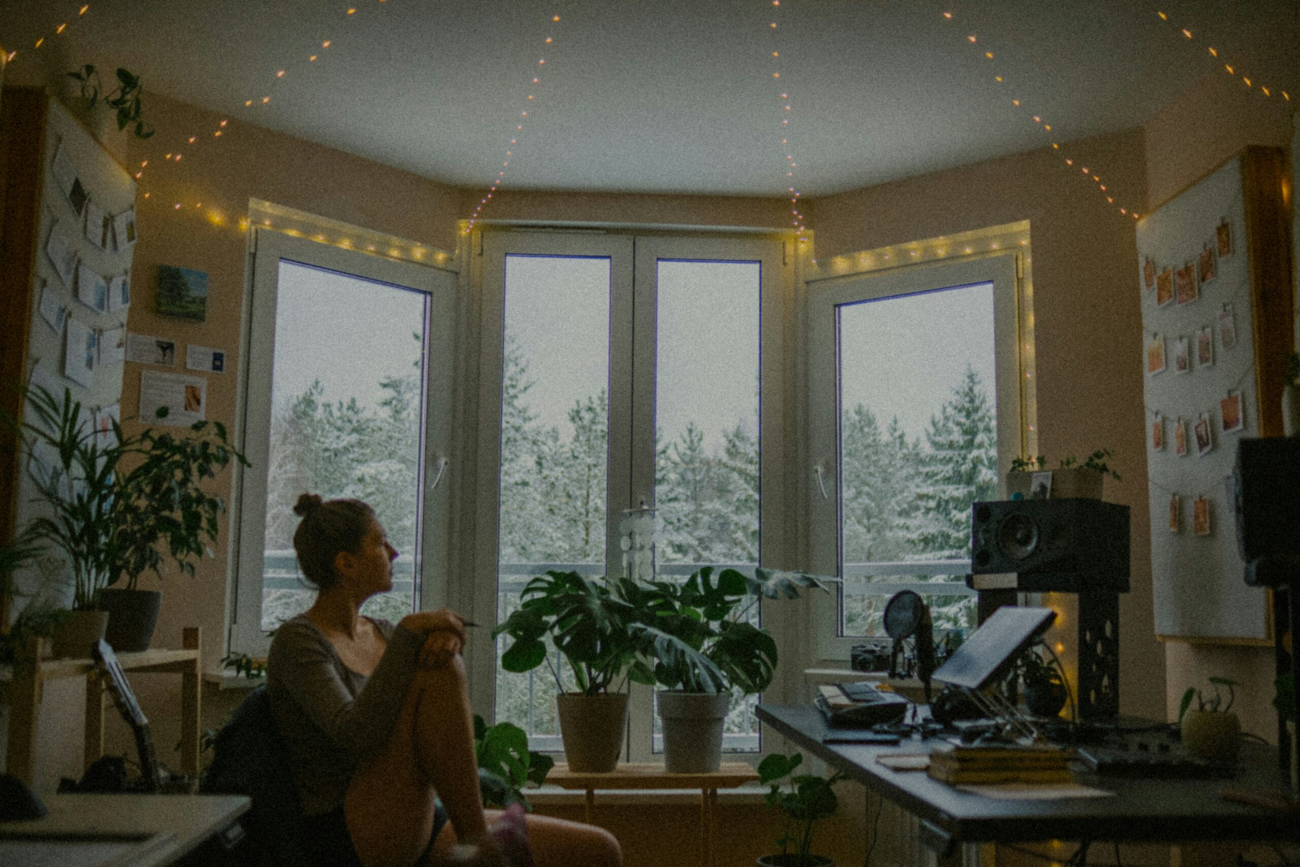 Woman by a window representing seasonal depression therapy in Illinois